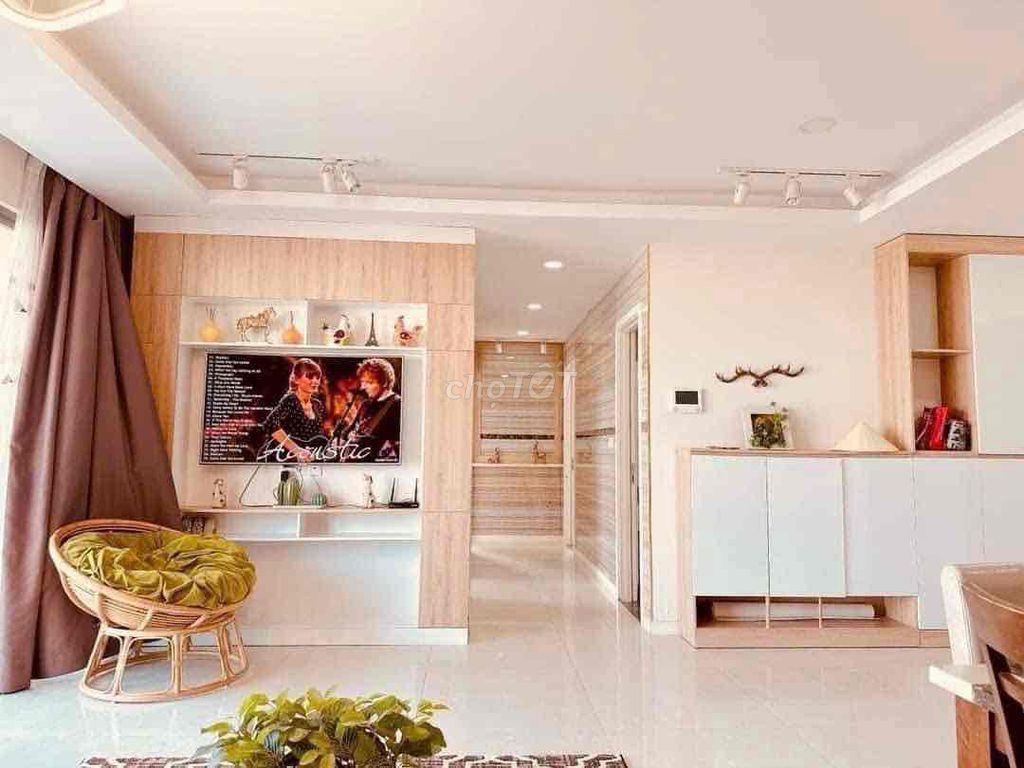 The three bedrooms are 107 meters full of furniture on the spot.