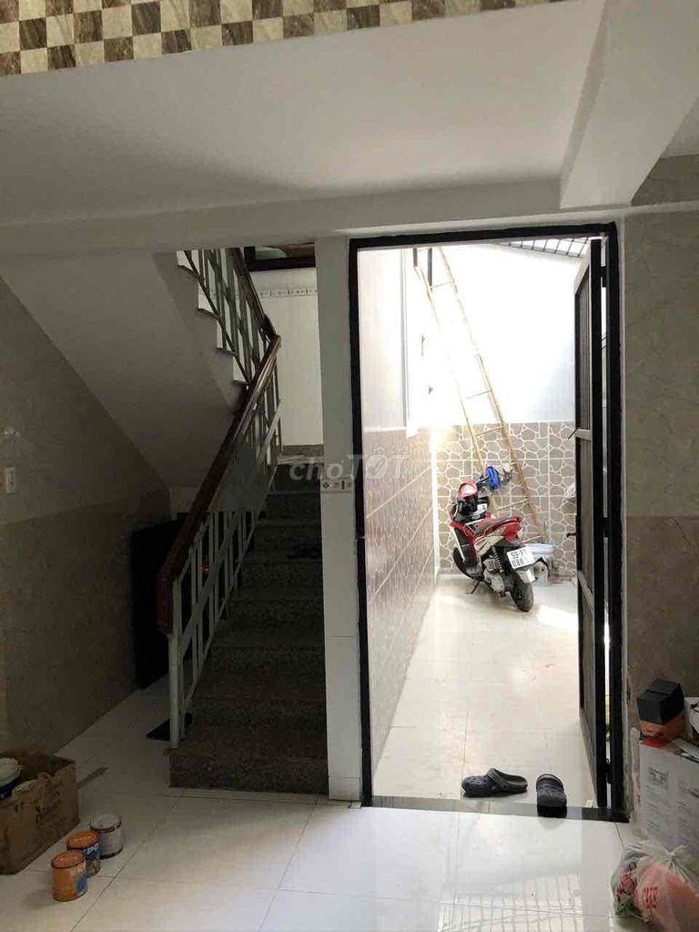 3 bedroom 4 x12 Lê Văn Sỹ. There's the High Court.