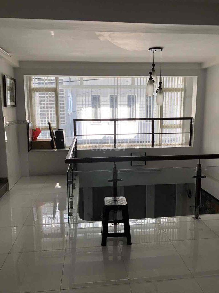 3 bedroom 4 x12 Lê Văn Sỹ. There's the High Court.