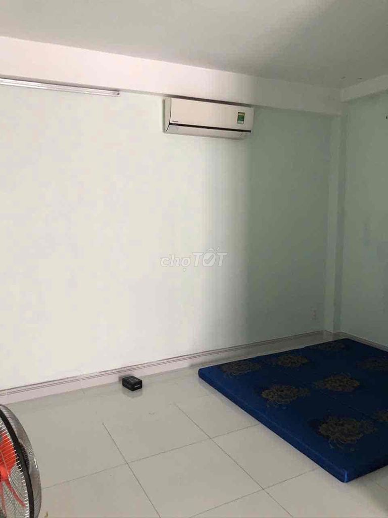 3 bedroom 4 x12 Lê Văn Sỹ. There's the High Court.