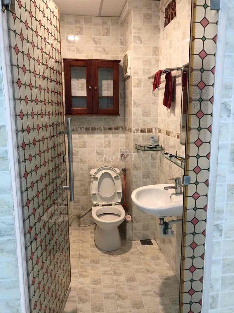 3 bedroom 4 x12 Lê Văn Sỹ. There's the High Court.