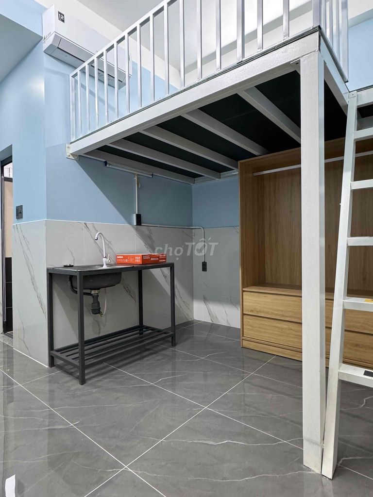 - room - full interior looks like an elevator