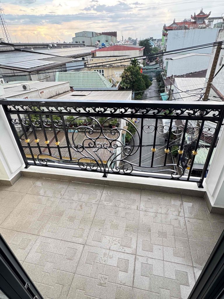 balcony - full interior looks like an elevator