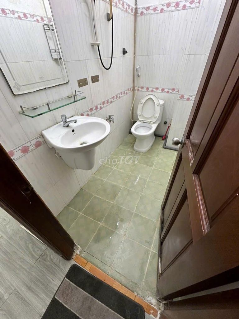 The owner needs to rent the LRIX District Service apartment.