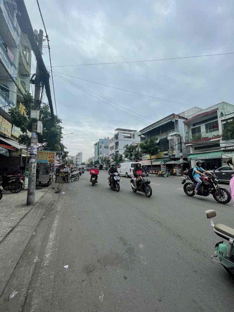 Đặng Nguyên Cẩn, 4x12 meters from Madam Hom.