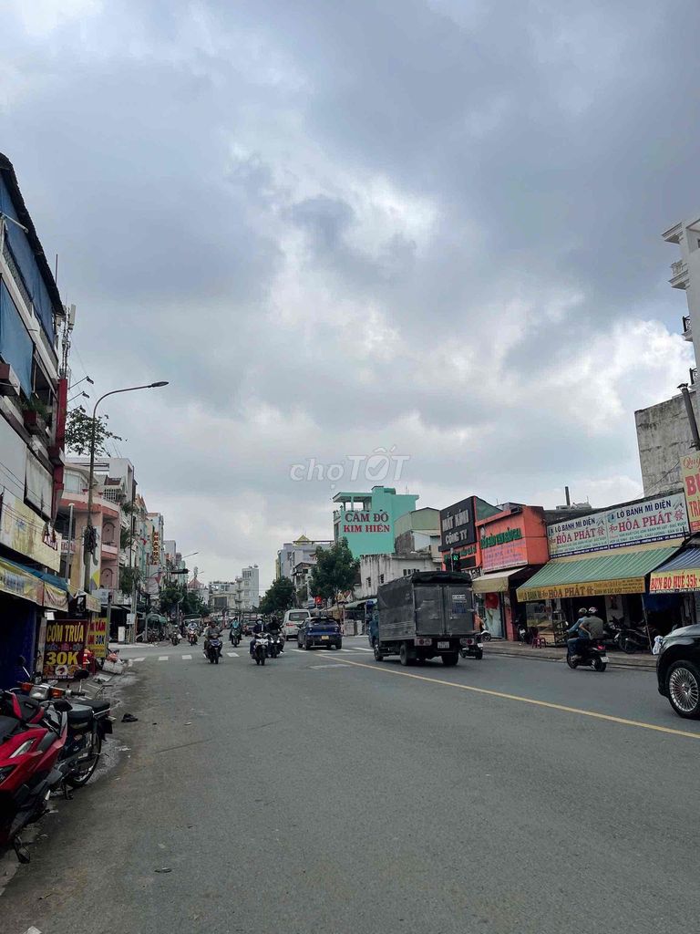 Đặng Nguyên Cẩn, 4x12 meters from Madam Hom.