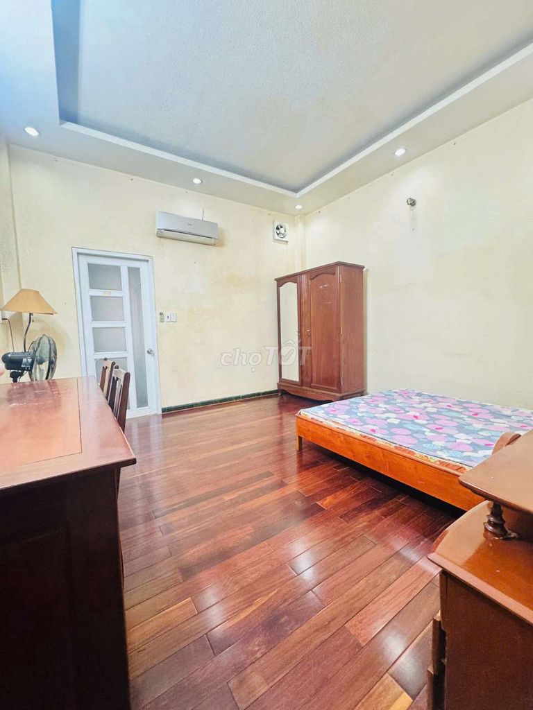 Rent full five bedrooms, four toilets, in,vp,cty.