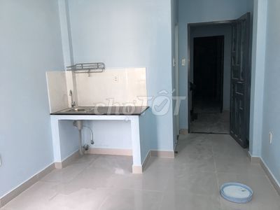 The room looks like it's right at the market. She understands that there's air conditioning, hot water, kitchen, toilet.