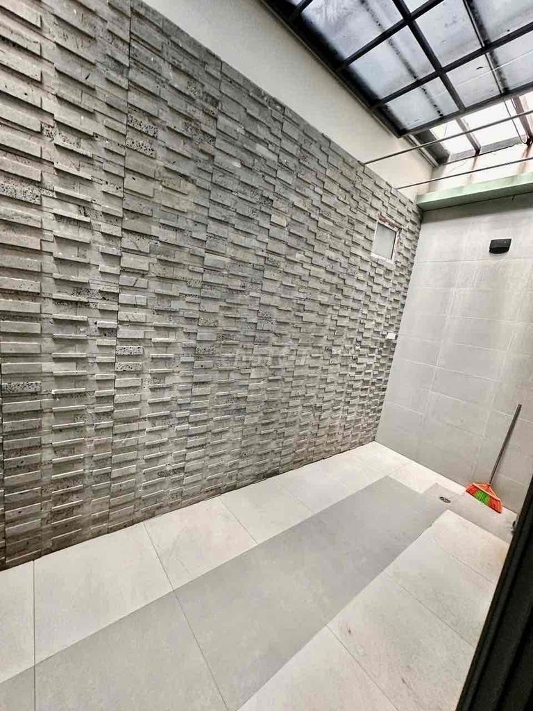 Five-and-a-half x 20 meters, six meters, please. Phan Anh - New Fun