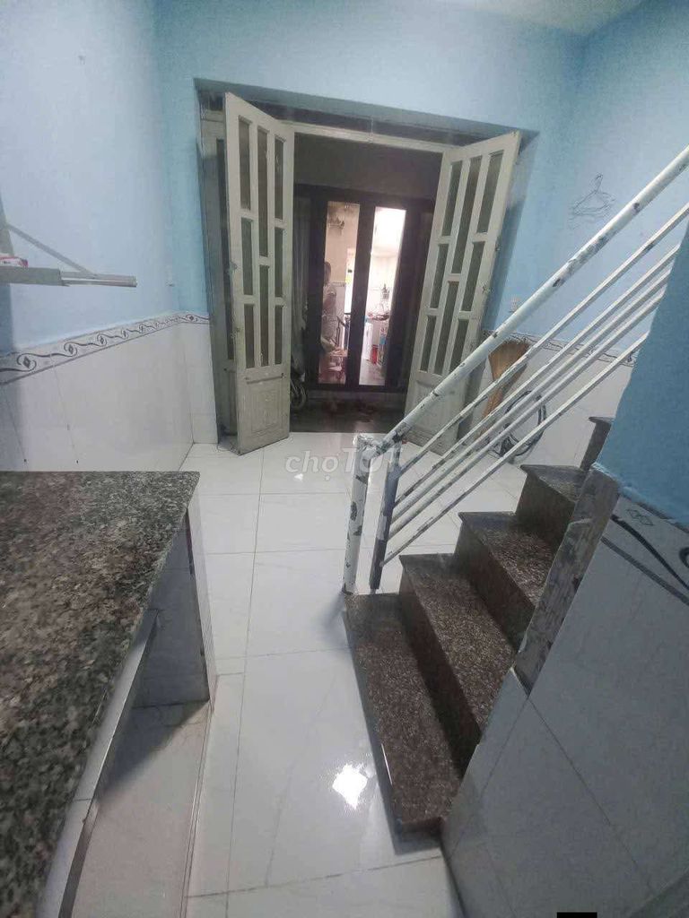 It's cheap, it's a floor, it's a bathroom, it's got a balcony, it's got two milligrams of Hiệp Thành District 12.