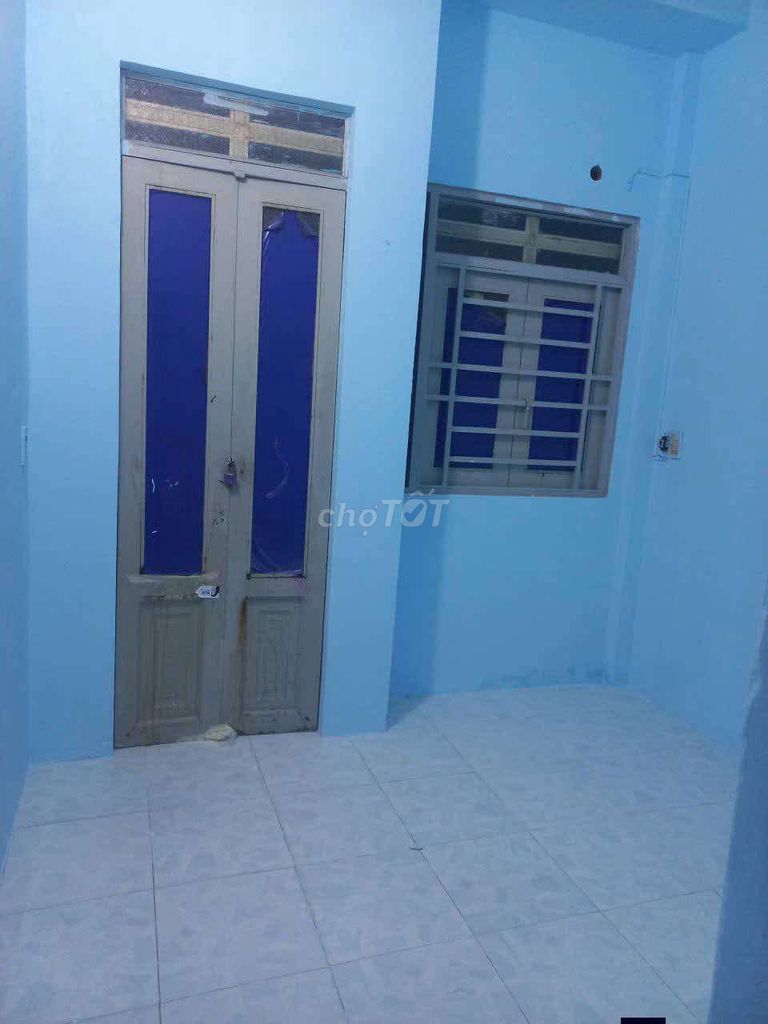 It's cheap, it's a floor, it's a bathroom, it's got a balcony, it's got two milligrams of Hiệp Thành District 12.