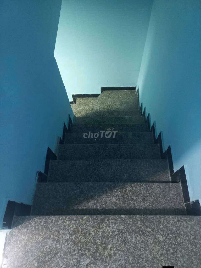 It's cheap, it's a floor, it's a bathroom, it's got a balcony, it's got two milligrams of Hiệp Thành District 12.