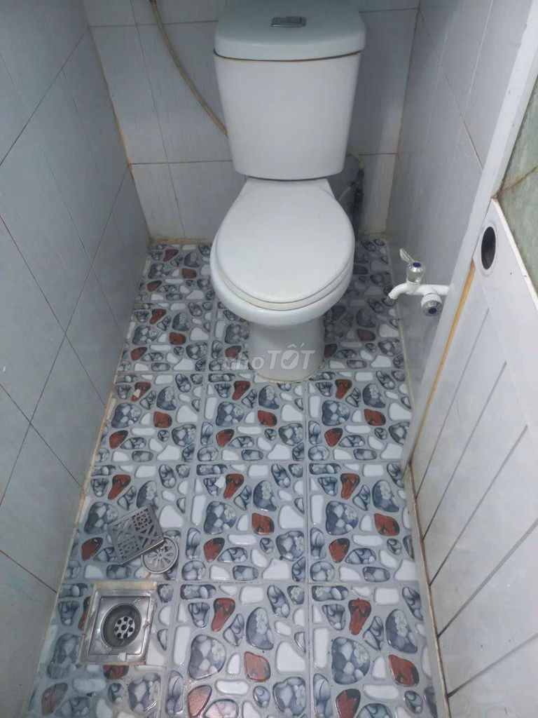 It's cheap, it's a floor, it's a bathroom, it's got a balcony, it's got two milligrams of Hiệp Thành District 12.