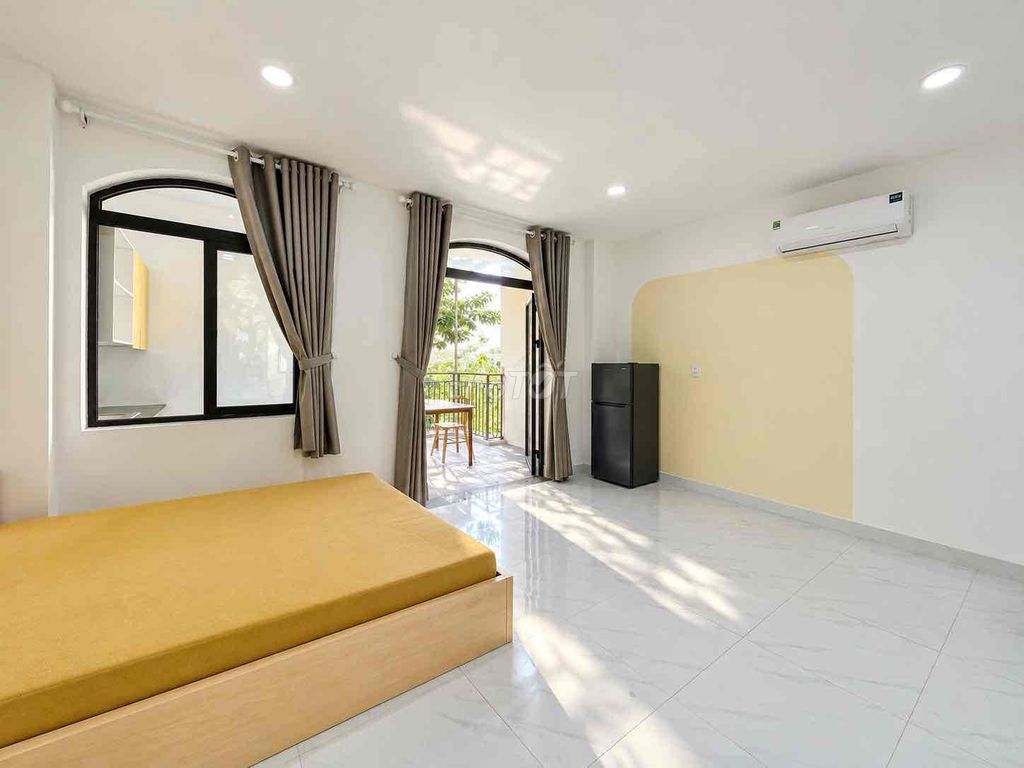The apartment is a room with a wide bedroom full of facilities, where two and three people are.