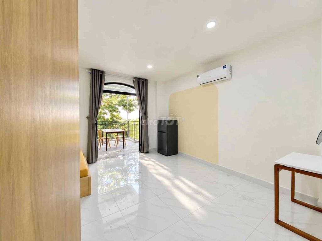 The apartment is a room with a wide bedroom full of facilities, where two and three people are.