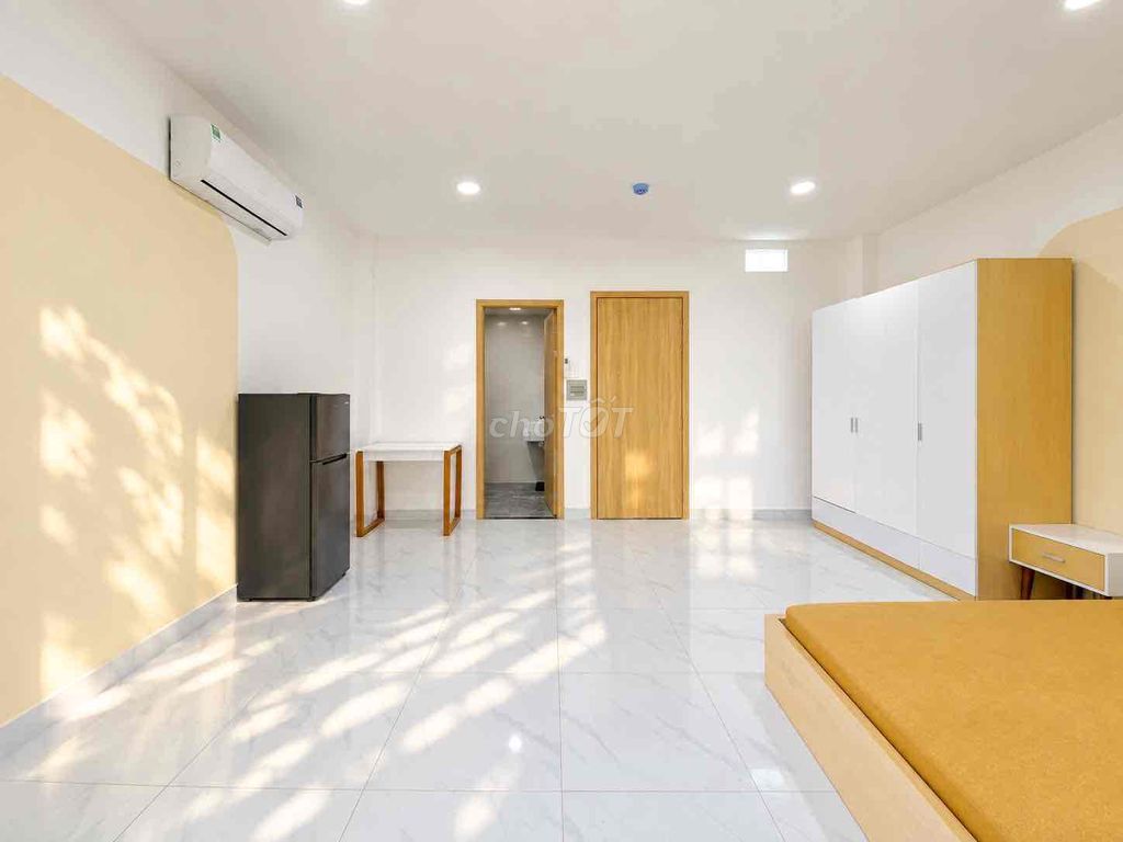The apartment is a room with a wide bedroom full of facilities, where two and three people are.