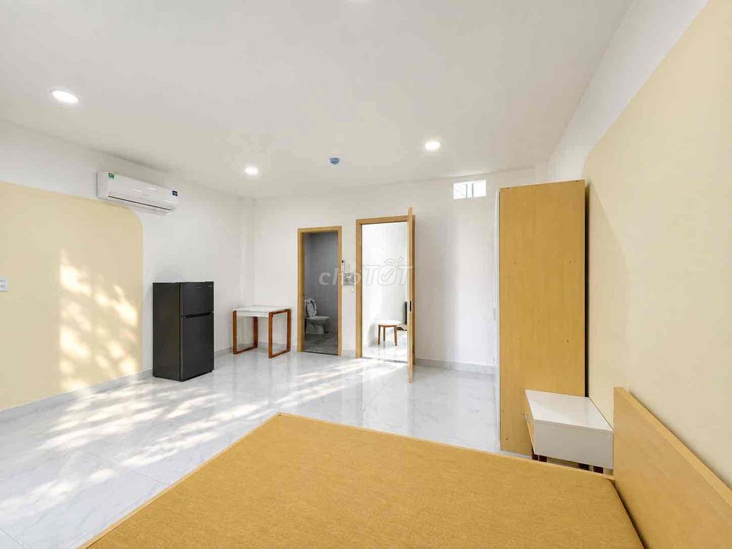 The apartment is a room with a wide bedroom full of facilities, where two and three people are.