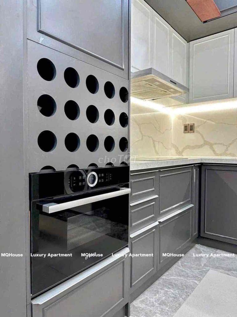The 2nd apartment is 80 meters to the heart of the 10th.