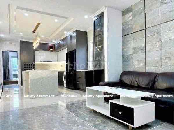 The 2nd apartment is 80 meters to the heart of the 10th.