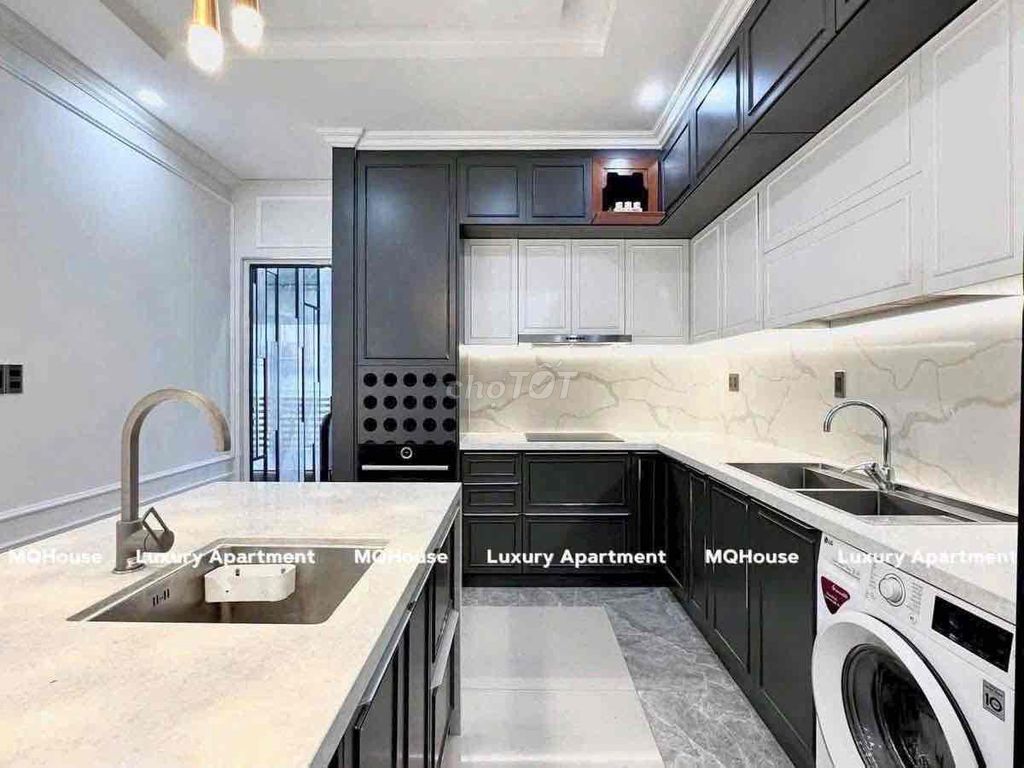 The 2nd apartment is 80 meters to the heart of the 10th.