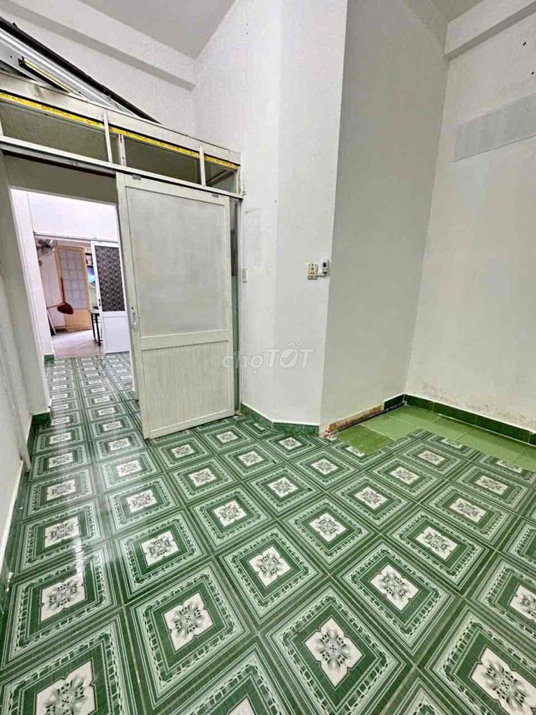 Rent a floor of the north Đinh Bộ Lĩnh apartment, wide area.