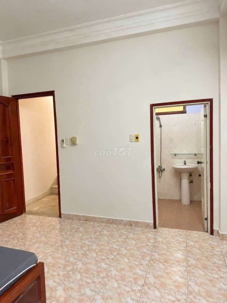 17 million square root 4 x 18 meters, 3 bedrooms, 4 Hoàng Hoa Thám toilets