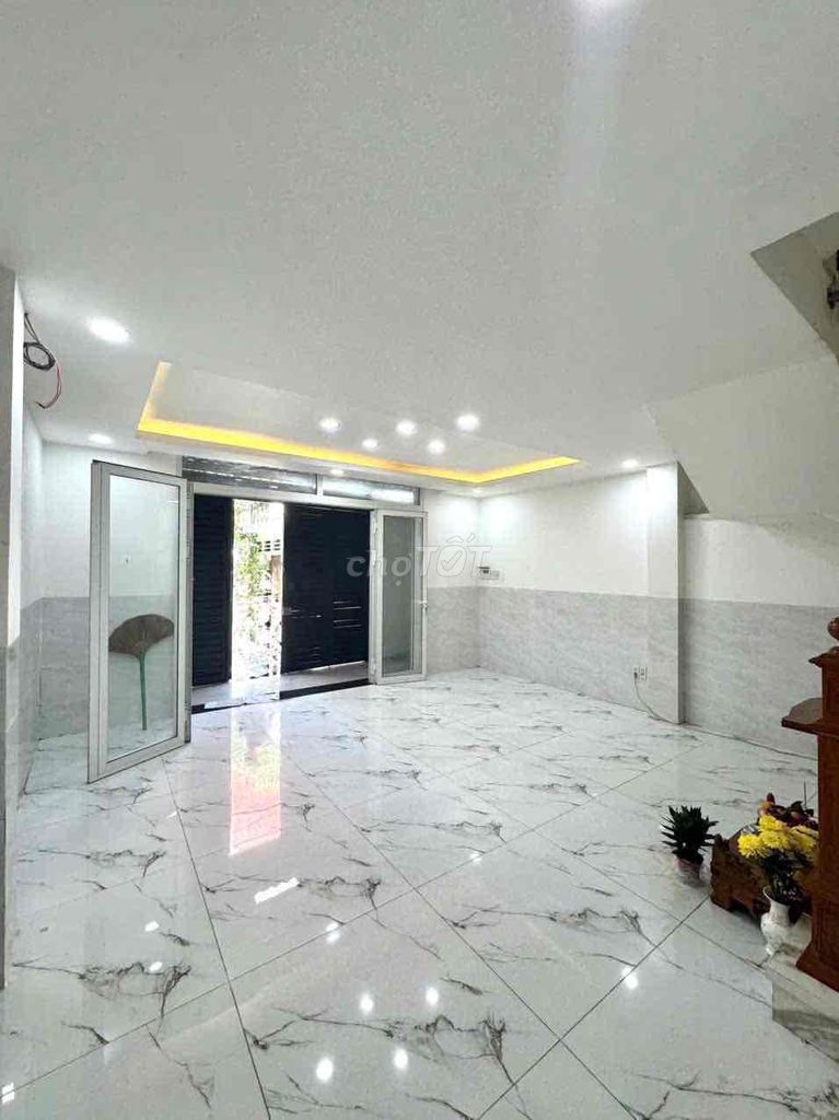 The original house. Car alley. It's 100 percent real. Nguyễn Văn Đậu. B. Happy