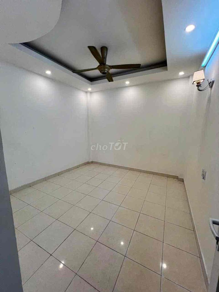 Rent a building. 453 Nguyễn Trọng Tuyển. 2th floor.