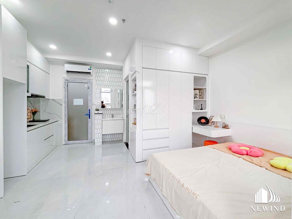 Open up the super beauty balcony studio in the 7th district.