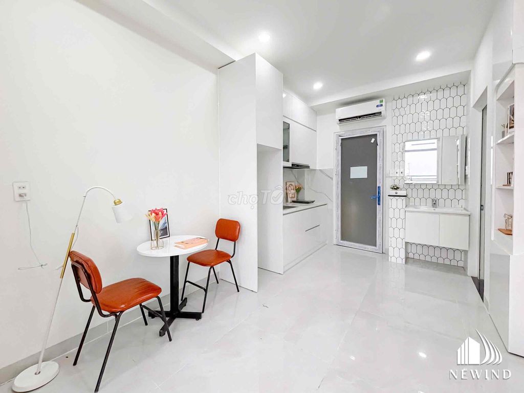 Open up the super beauty balcony studio in the 7th district.