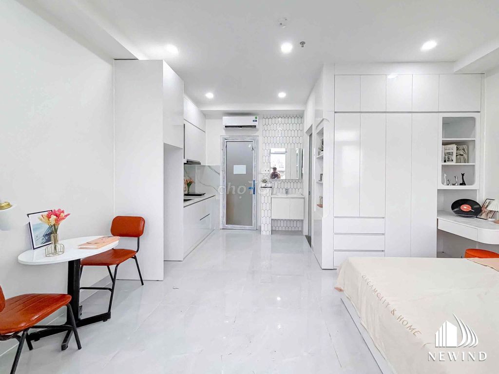 Open up the super beauty balcony studio in the 7th district.