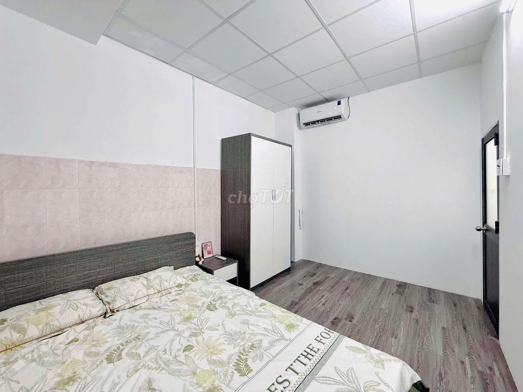 A super-wide bedroom with a full interior, private washing machine near kt College.