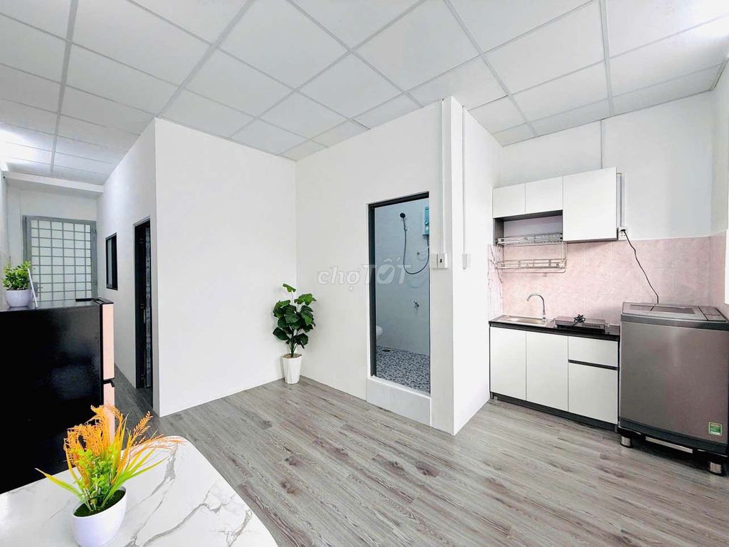 A super-wide bedroom with a full interior, private washing machine near kt College.