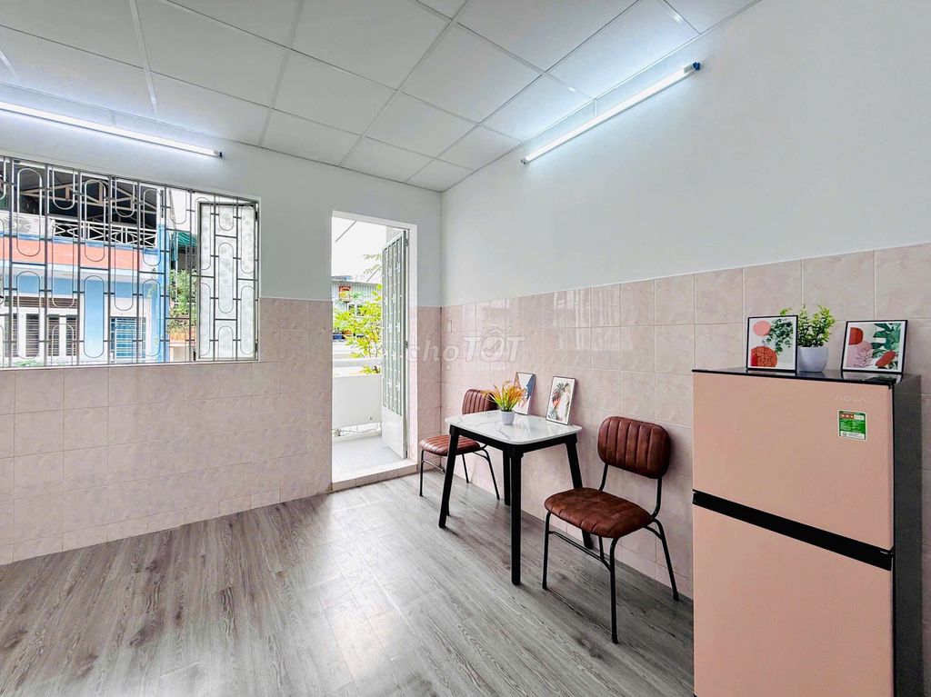 A super-wide bedroom with a full interior, private washing machine near kt College.