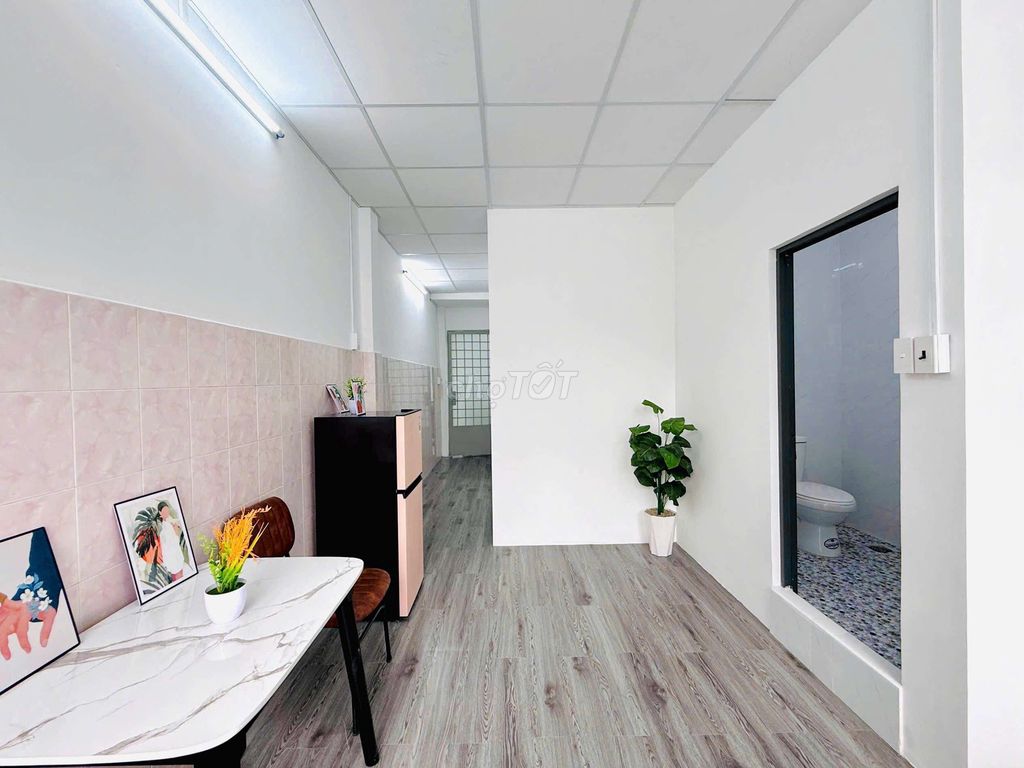 A super-wide bedroom with a full interior, private washing machine near kt College.