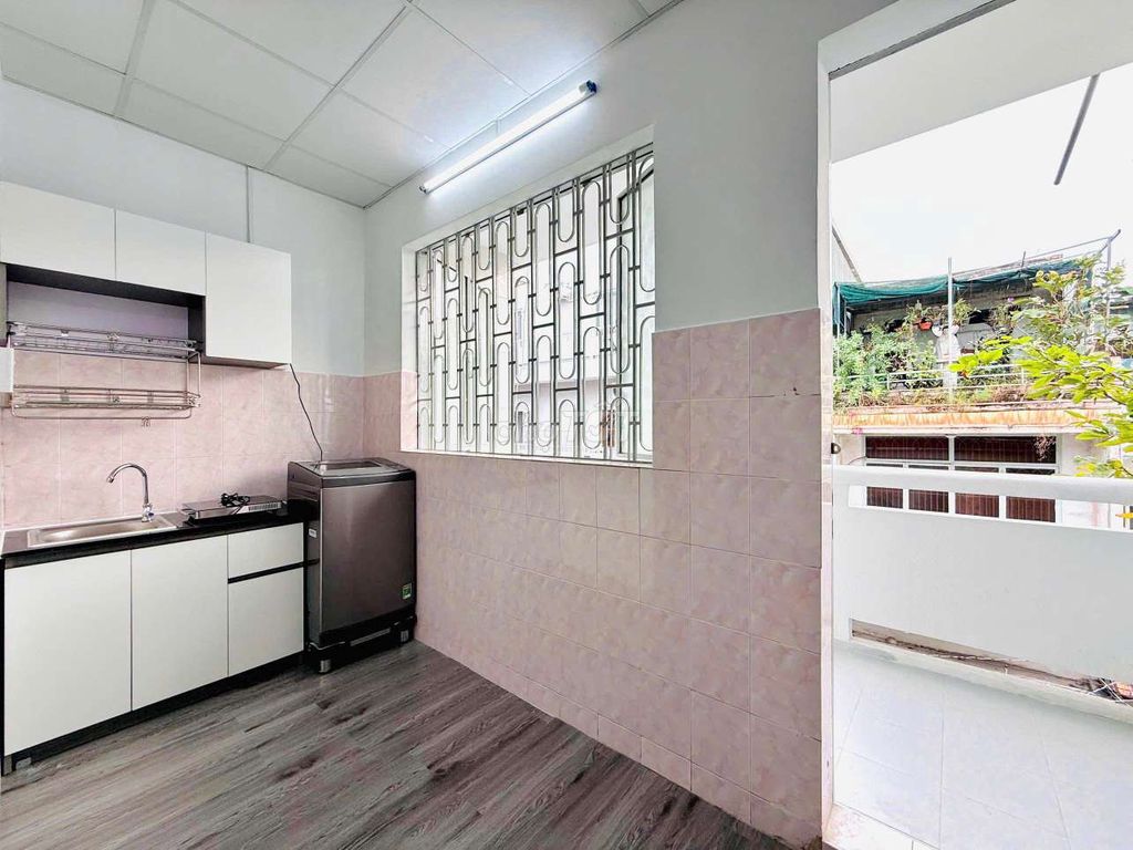 A super-wide bedroom with a full interior, private washing machine near kt College.