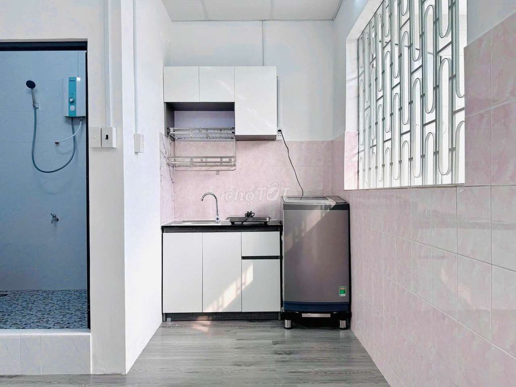 A super-wide bedroom with a full interior, private washing machine near kt College.