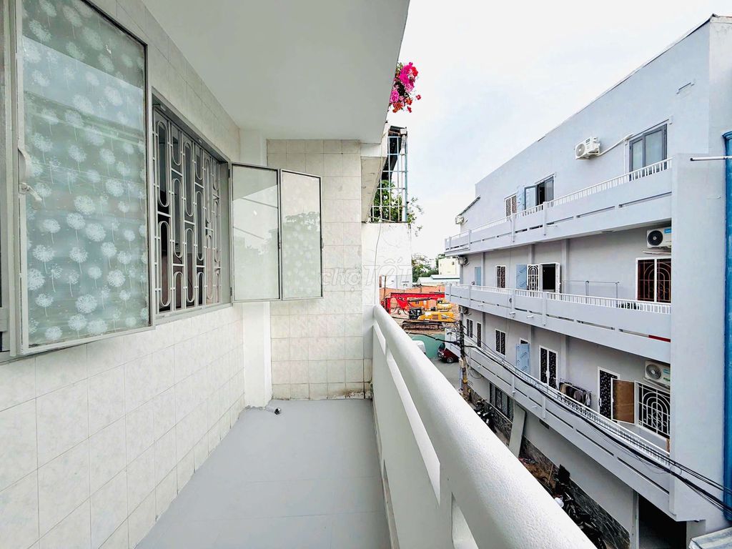 A super-wide bedroom with a full interior, private washing machine near kt College.