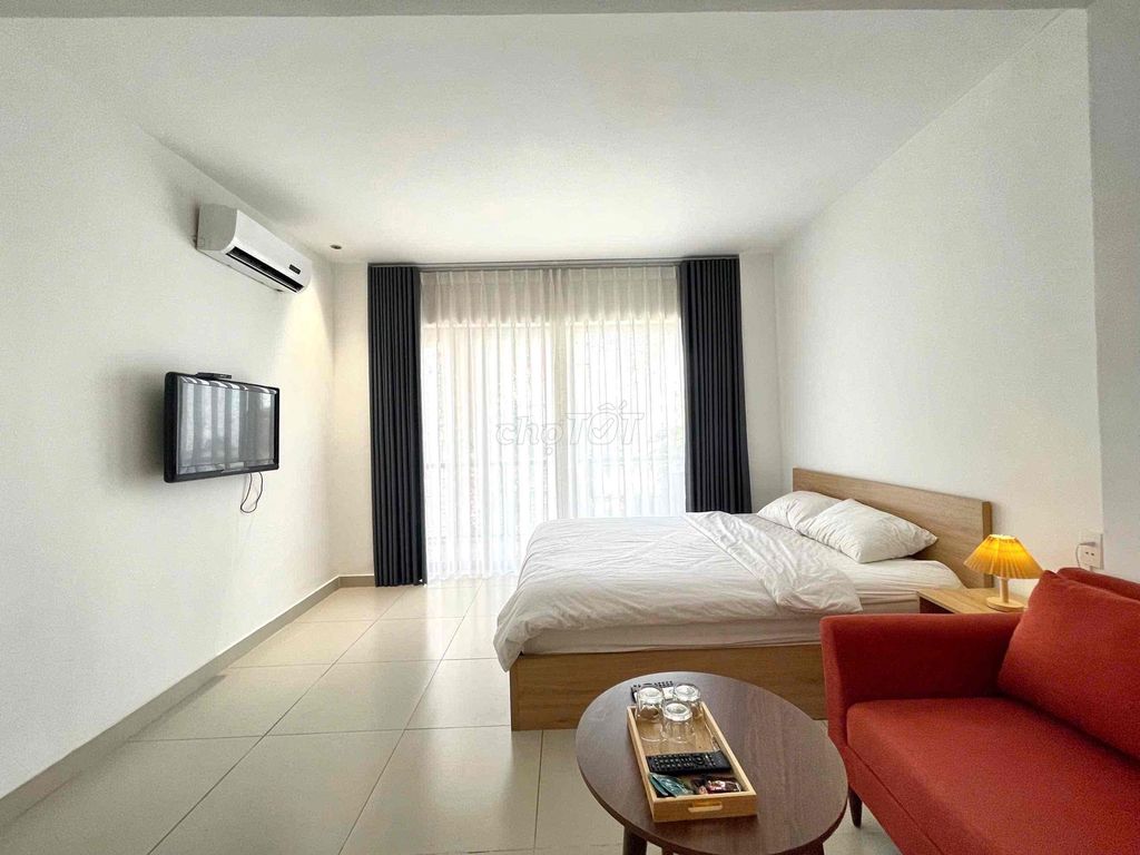 apartment area - balcony/ large window at the center of Thảo Điền