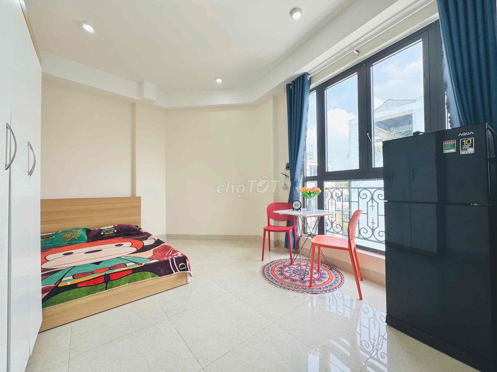 studio 25 M2 – filled with light with two large windows