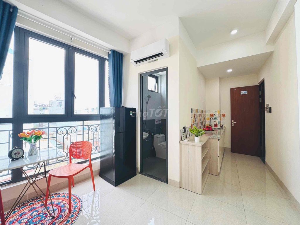 studio 25 M2 – filled with light with two large windows
