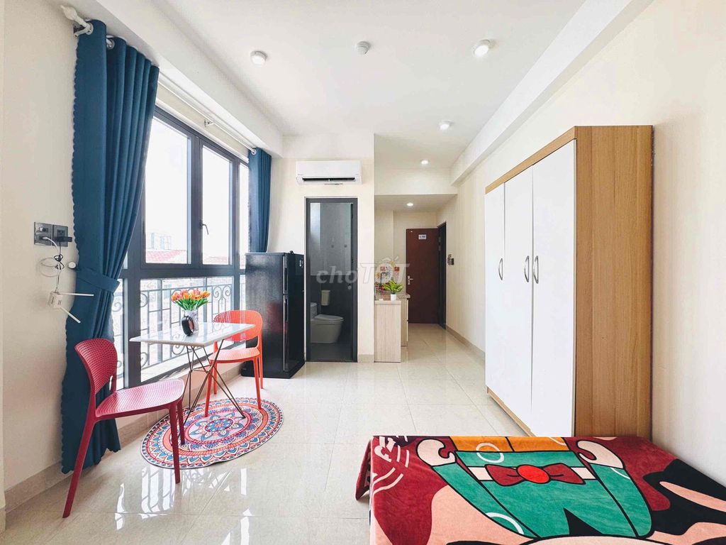 studio 25 M2 – filled with light with two large windows