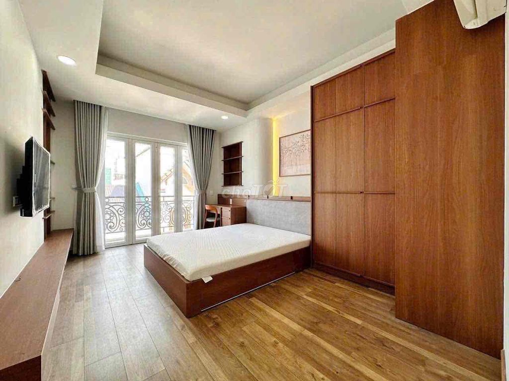 The apartment. A full bedroom. A balcony. In the center of Thảo Điền.