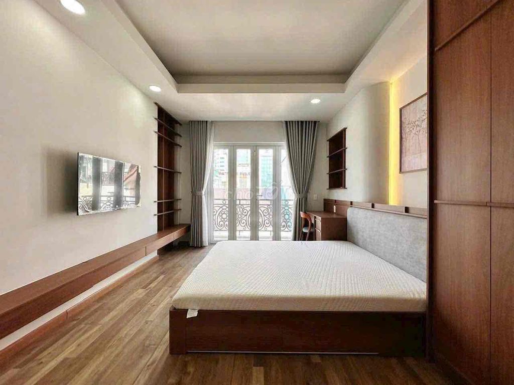 The apartment. A full bedroom. A balcony. In the center of Thảo Điền.