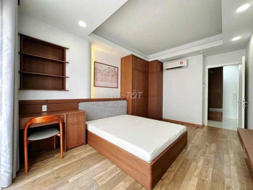 The apartment. A full bedroom. A balcony. In the center of Thảo Điền.