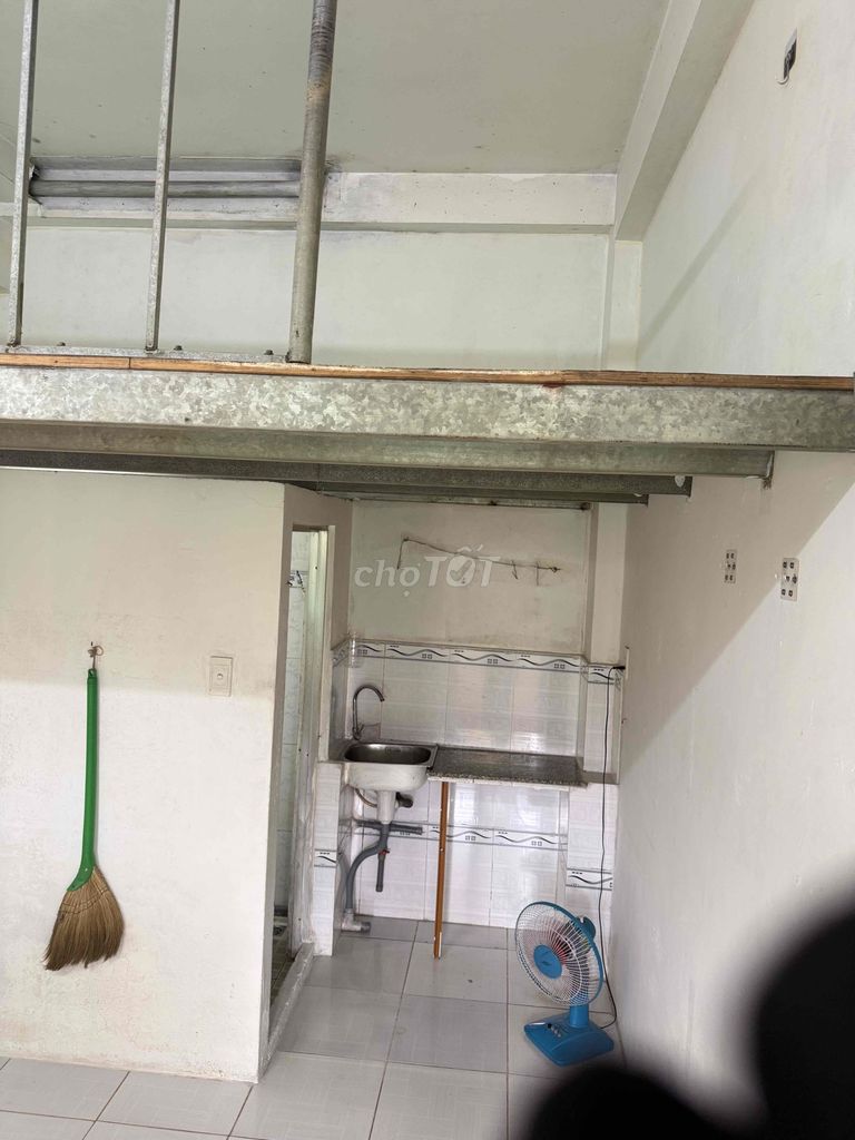 Rent room for hired workers, free time, toilet, kitchen, guard, near the market.