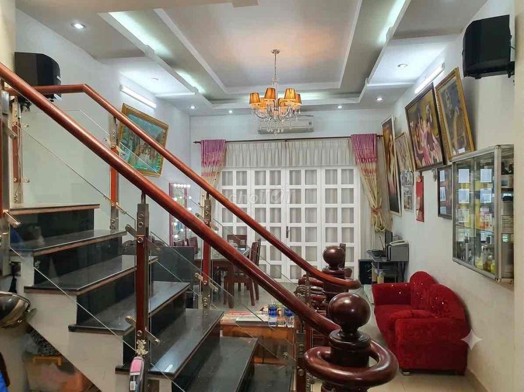 The Founding Father of the Peace Market near GiGaMall Penh