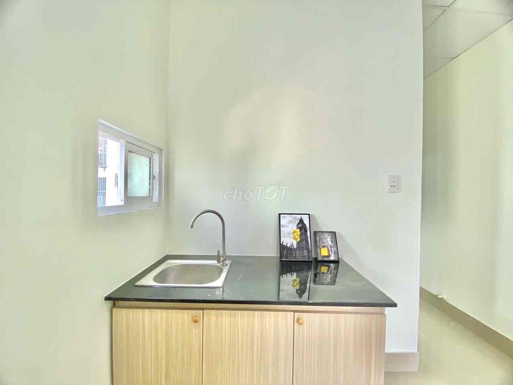 Rent a balcony suite full of furniture at the designated airport.