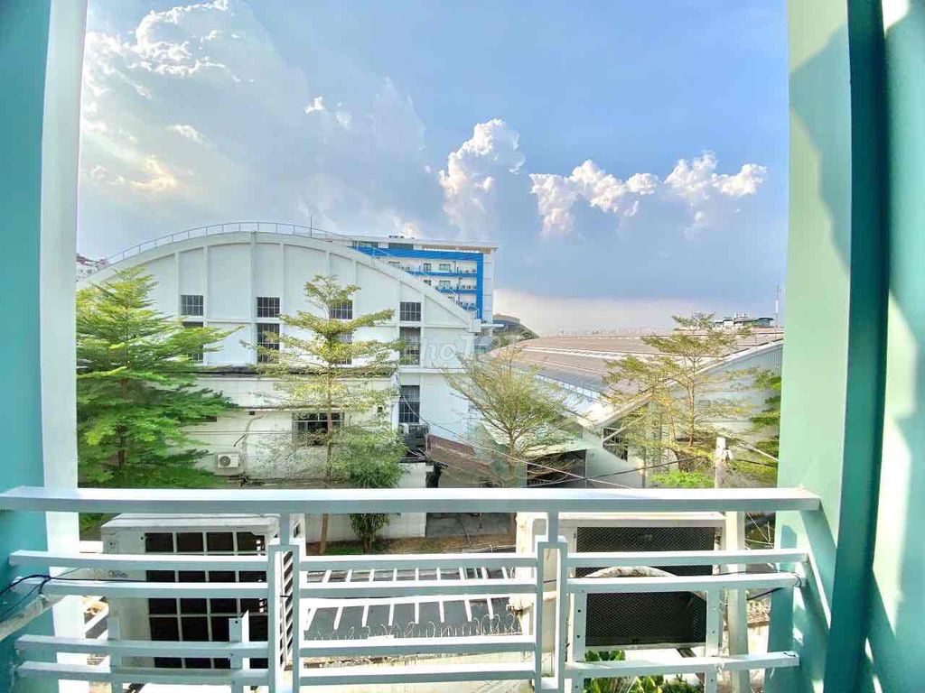 Rent a balcony suite full of furniture at the designated airport.