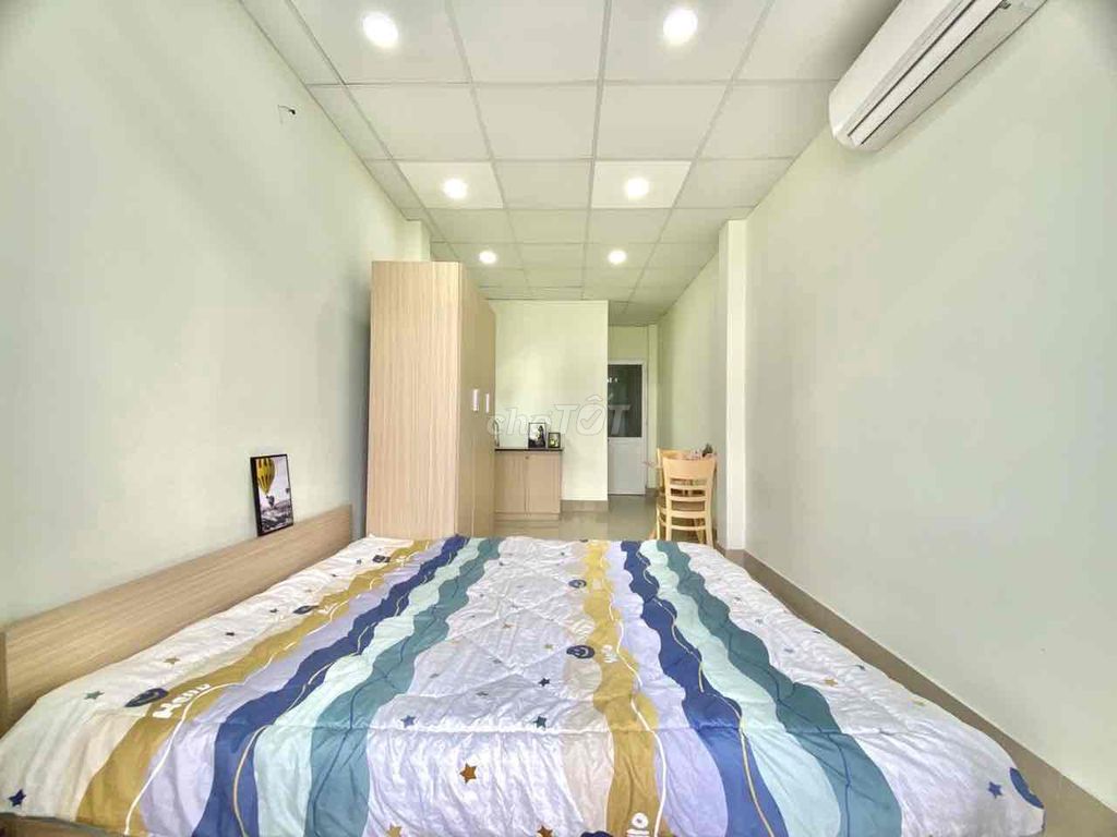 Rent a balcony suite full of furniture at the designated airport.